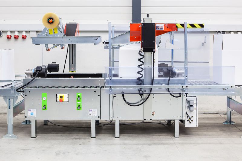 Kartonverschließer mit Deckelklappenfalter Kartonverschließer mit Deckelklappenfalter