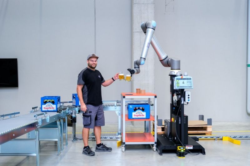 Cobot öffnet eine Getränkeflasche und schenkt ein