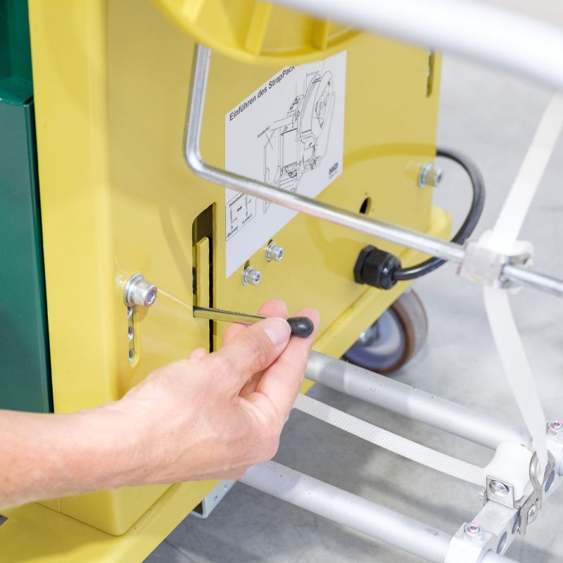 Umreifungsmaschine mit Bandeinfädelautomatik Umreifungsmaschine mit Bandeinfädelautomatik