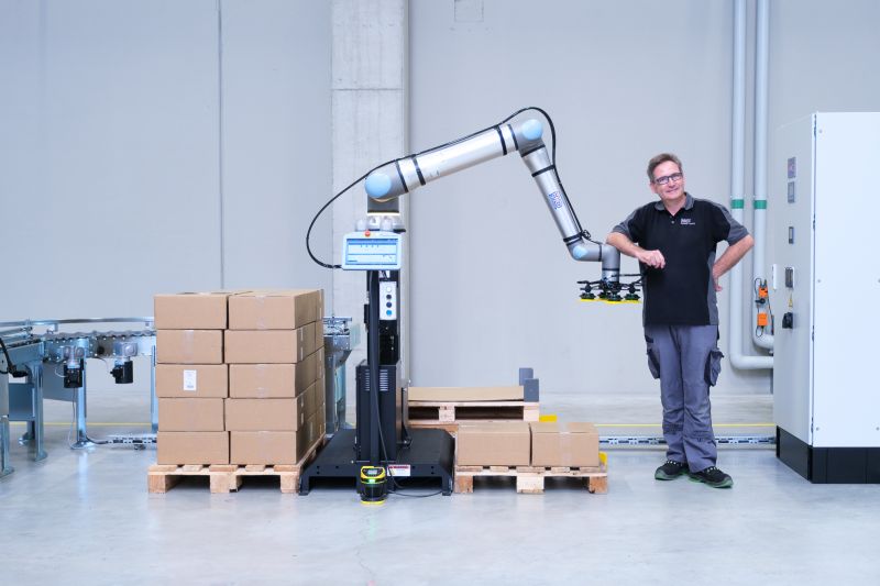 Cobot-Einsatz beim Palettieren von Backblechen