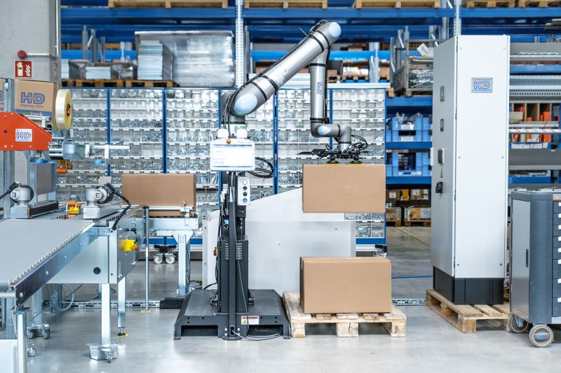 Cobot stapelt Kartons auf Palette ab