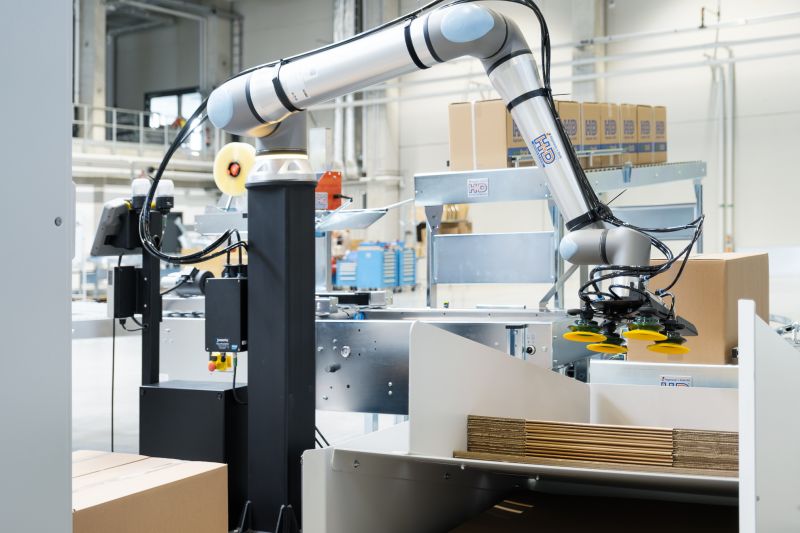 Cobot als Kartonaufrichter