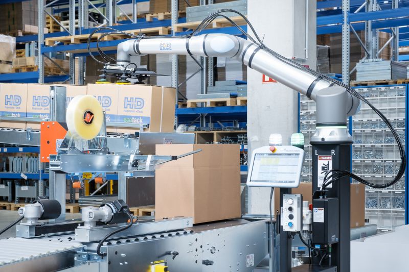 Cobot als Kartonaufrichter und Palettierer