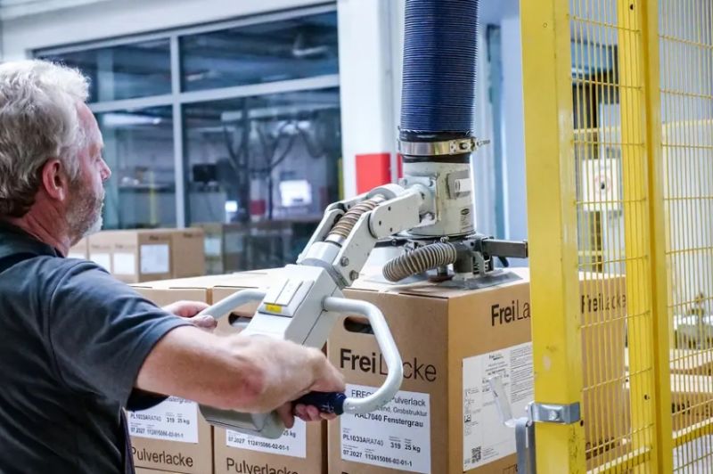 Der Vakuumheber gibt seine Last kontrolliert frei Der Vakuumheber gibt seine Last kontrolliert frei